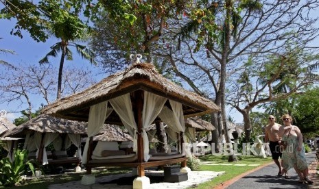  Wisatawan mancanegara beraktifitas di salah satu hotel berbintang di kawasan Nusa Dua,Bali, Jumat (25/8).