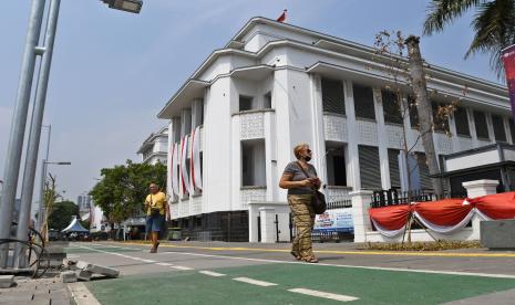 Wisatawan mancanegara berjalan di trotoar yang selesai dibangun di Jalan Pintu Besar Utara, kawasan Kota Tua, Jakarta, Rabu (24/8/2022). Berdasarkan informasi Provinsi DKI Jakarta per 7 Agustus 2022, revitalisasi Kota Tua Jakarta telah mencapai 97 persen dan saat ini sedang dalam penyelesaian akhir. 