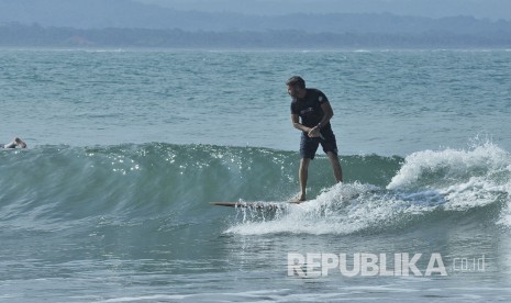 Wisatawan Mancanegara bermain selancar air di Pantai Batukaras, Kabupaten Pangandaran, Jawa Barat, Rabu (17/8). Pantai Batukaras yang merupakan pantai surganya para pencinta selancar air. (Mahmud Muhyidin)