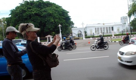 Wisatawan mancanegara di depan Istana Negara