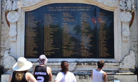 Nama-nama korban bom pada Monumen Bom Bali, di Legian, Kuta, Bali