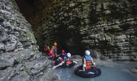 Wisatawan mancanegara menyusuri gua di Kalisuci Cave Tubing, Desa Jetis Wetan, Pacarejo, Semanu, Gunungkidul, DI Yogyakarta, Kamis (14/9). 