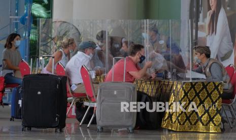 Wisatawan mancanegara tiba di Bandara Internasional I Gusti Ngurah Rai, Badung, Bali, Senin (7/3/2022). Pemerintah Provinsi Bali mulai menerapkan kebijakan tanpa karantina bagi pelaku perjalanan luar negeri (PPLN) ke Pulau Dewata dan menerapkan layanan Visa on Arrival (VOA) bagi PPLN khusus yang datang dari 23 negara yang berlaku pada Senin (7/3).