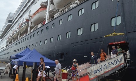 Wisatawan mancanegara turun dari kapal kapal pesiar MS Volendam yang bersandar di Pelabuhan Benoa, Bali, Rabu (28/12). 