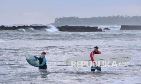 Wisatawan mancanegara (wisman) berselancar di kawasan Pantai Batu Bolong, Canggu, Badung, Bali, Senin (3/5/2021). Badan Pusat Statistik (BPS) mencatat kunjungan wisatawan mancanegara (wisman) kembali mengalami penurunan pada bulan Agustus sebesar 6 persen menjadi 127,3 ribu kunjungan.