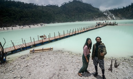 Wisatawan mancangegara berswafoto di Wisata Alam Kawah Putih, Ciwidey, Kabupaten Bandung, Jawa Barat, Rabu (12/2/2019).