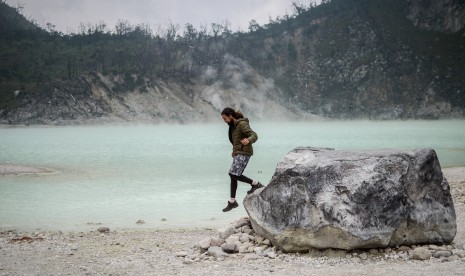 Wisatawan mancangegara menikmati suasana di Wisata Alam Kawah Putih, Ciwidey, Kabupaten Bandung, Jawa Barat, Rabu (12/2/2019).