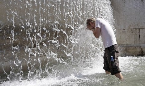 Wisatawan mandi di air mancur