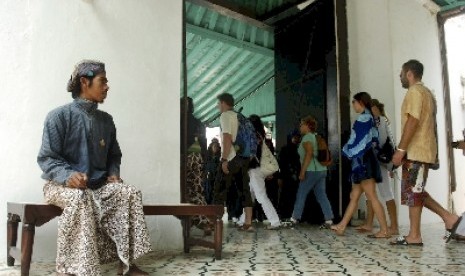 Wisatawan masuk ke dalam salah satu ruang di Keraton Yogyakarta.