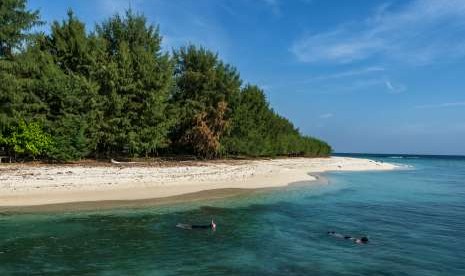 Pulau Cilik, Karimunjawa, Jepara, Jawa Tengah. Pembatasan usia pengunjung membuat keluarga kesulitan untuk berwisata ke Karimunjawa. 