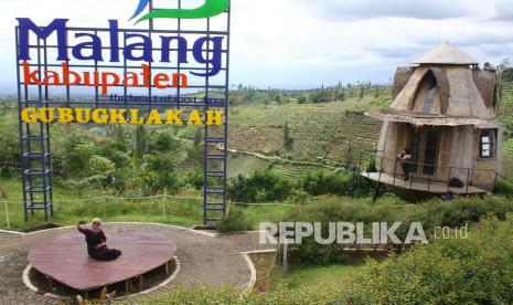 Wisatawan melakukan swafoto di taman Tempat Istirahat atau Rest Area Gubugklakah, Malang, Jawa Timur, Ahad (21/3/2021). Pemerintah setempat melengkapi rest area tersebut dengan berbagai fasilitas termasuk spot swafoto dan taman sebagai infrastruktur penunjang Kawasan Strategis Pariwisata Nasional (KSPN) Bromo Tengger Semeru.