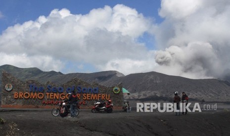 Wisatawan melihat gunung Bromo dari radius aman yakni di kawasan lautan pasir di Probolinggo, Jawa Timur, Rabu (17/4). 