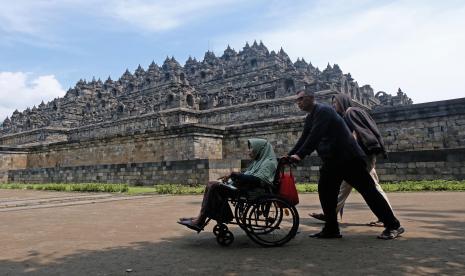 Wisatawan melintas di pelataran candi Borobudur, Magelang, Jawa Tengah, Selasa (7/6/2022). Pemerintah berencana menerapkan tarif naik ke bangunan Candi Borobudur sebesar Rp750 ribu bagi wisatawan lokal dan 100 dolar Amerika untuk wisatawan asing yang mendapatkan tanggapan beragam pro dan kontra di kalangan masyarakat. 