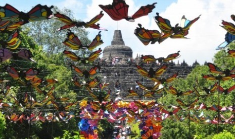 Wisatawan melintasi lorong Kupu-Kupu di jalan masuk Taman Wisata Candi (TWC) Borobudur, Magelang, Jawa Tengah, Senin (25/12). Untuk menambah keindahan dan memeriahkan suasana dalam rangka menyambut libur panjang Natal dan Tahun Baru 2018, pihak TWC memasang ratusan ornamen Kupu-Kupu di jalan masuk candi Borobudur. 