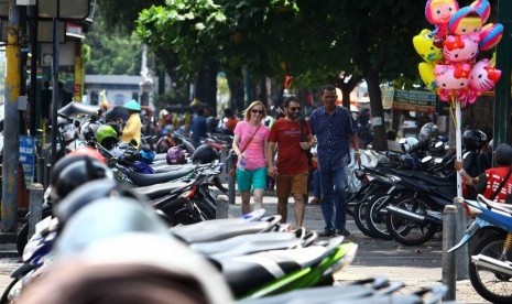 Infrastruktur yang Rusak di Malioboro Segera Diperbaiki. Foto:    Wisatawan melintasi pedestrian di dekat lahan parkir sisi timur Jl Malioboro, DI Yogyakarta. (Ilustrasi)