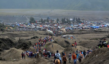 Wisatawan memadati kawasan padang pasir Gunung Bromo, Probolinggo, Jawa Timur, Kamis (21/7). 