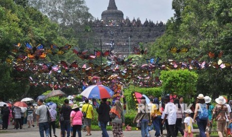 Wisatawan memadati kawasan Taman Wisata Candi (TWC) Borobudur, Magelang, Jawa Tengah, Jumat (29/12).