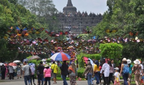 Wisatawan memadati kawasan Taman Wisata Candi (TWC) Borobudur, Magelang, Jawa Tengah, Jumat (29/12). Taman Wisata Candi Borobudur (TWCB) menetapkan masa ramai musim liburan Natal dan Tahun Baru 2018 mulai 22 Desember 2017 hingga 2 Januari 2018 dengan target pengunjung mencapai 425 ribu. 