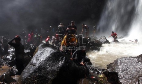  Wisatawan memadati kawasan wisata Curug Cinulang di Kabupaten Bandung, Jawa Barat, Ahad (11/8).   (Republika/Adhi Wicaksono)