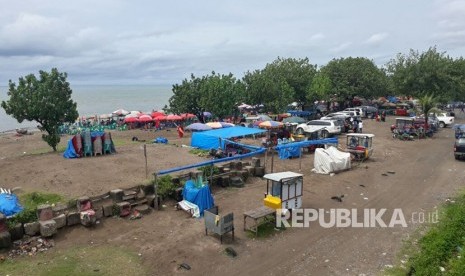 Wisatawan memadati kawasan wisata Pantai Cimpago dan Pantai Muaro Lasak, Kota Padang, Sumatra Barat pada Senin (25/12). Pemkot Padang mencatat, kunjungan wisatawan pada akhir 2017 ini naik 30 persen dibanding tahun lalu. 