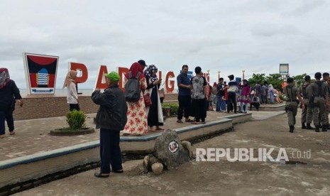 Wisatawan memadati kawasan wisata Pantai Cimpago dan Pantai Muaro Lasak, Kota Padang, Sumatra Barat pada Senin (25/12). Pemkot Padang mencatat, kunjungan wisatawan pada akhir 2017 ini naik 30 persen dibanding tahun lalu. 