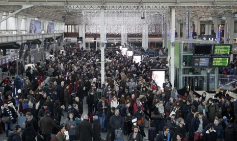 Salah satu stasiun di Paris, Prancis. Di tengah pandemi corona, warga Prancis tak menuruti imbauan tinggal di rumah.