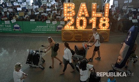 Wisatawan membawa barang milik mereka setibanya di Terminal Internasional Bandara Internasional I Gusti Ngurah Rai, Bali. (Ilustrasi)