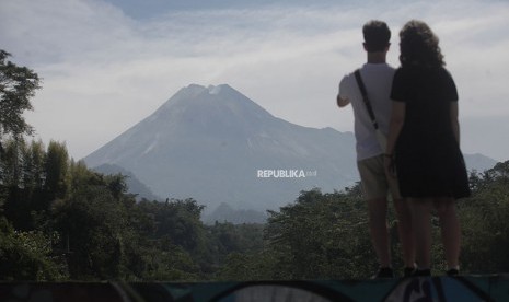 Wisatawan memotret Gunung Merapi pascameletus di Kali Kuning, Cangkringan, Sleman, DI Yogyakarta, Jumat (1/6). 