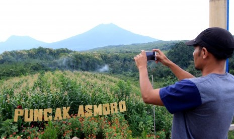 Puncak Asmoro: Wisatawan memotret suasana di atas bukit Puncak Asmoro, Gombengsari, Banyuwangi, Jawa Timur, Kamis (28/2/2019). 