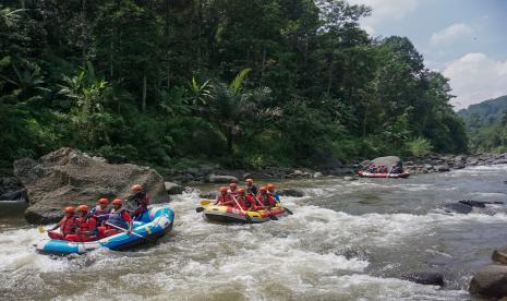 Wisatawan menaiki perahu karet menyusuri sungai di kawasan Wisata Lolong Adventure, Kabupaten Pekalongan, Jawa Tengah, Sabtu (1/10/2022). Wisata Lolong yang menawarkan susur Sungai Sengkarang menggunakan perahu karet dapat ditempuh dengan waktu sekitar 2-3 jam dengan jarak 9-12 kilometer. 