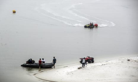 Wisatawan menaiki speedboat di Taman Impian Jaya Ancol, Jakarta.