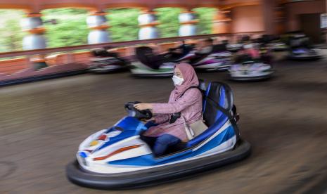 Wisatawan menaiki wahana Bumper Car dengan menerapkan protokol kesehatan di Dufan, Taman Impian Jaya Ancol, Jakarta.