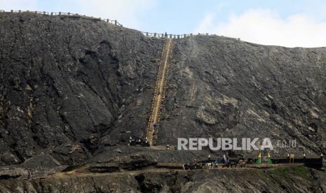 Protokol Kesehatan Gunung Bromo Disiapkan. Foto ilustrasi: Wisatawan mendaki ke kawah Gunung Bromo di Kecamatan Sukapura, Probolinggo, Jawa Timur, Kamis (5/3/2020).