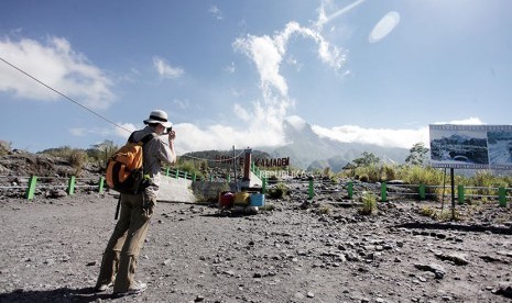 Wisatawan mengabadikan Gunung Merapi dari kawasan wisata Bungker Kaliadem, Sleman, DI Yogyakarta, Selasa (22/5).