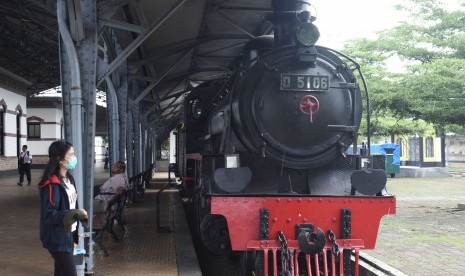 Wisatawan mengamati lokomotif kuno koleksi Museum Kereta Api Ambarawa di Ambarawa, Semarang, Jawa Tengah, Selasa (26/3/2019). 