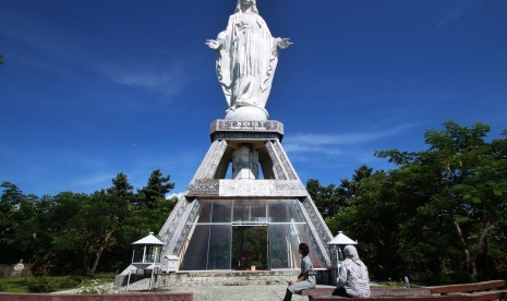 Wisatawan mengamati Patung Bunda Maria di Bukit Nilo, Maumere, NTT, Rabu (30/3).