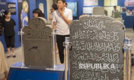 Wisatawan mengamati prasasti peninggalan umat Islam di gedung sejarah budaya Islam, kawasan Museum Maritim Quanzhou, Fujian, China, Jumat (4/5). 