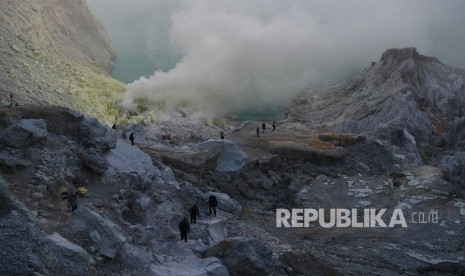 Wisatawan mengamati proses penambangan belerang di Kawah Ijen, Banyuwangi, Jawa Timur, Kamis (1/8/2019).