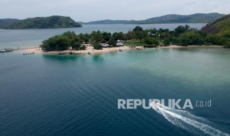 Wisatawan menggunakan jetski di Pulau Soetan, Kawasan Wisata Mandeh, Kabupaten Pesisir Selatan, Sumatera Barat, Ahad (26/9/2021). Kawasan wisata bahari tersebut mulai ramai dikunjungi wisatawan meskipun masih dalam masa pandemi. 