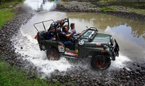 Wisatawan menggunakan mobil jip melintasi kawasan lereng Gunung Merapi di Sleman, DI Yogyakarta, Kamis (18/2). Wisata menggunakan mobil jip yang dipatok dengan harga Rp300.000 hingga Rp500.000 per paket itu menjadi daya tarik tersendiri bagi wisatawan yang berkunjung ke kawasan Gunung Merapi. 