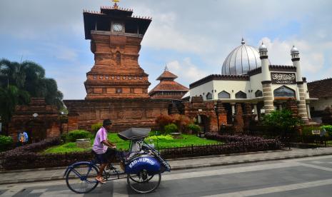 Para pedagang di sekitar Makam Sunan Kudus berjualan meski pengunjung sepi. Ilustrasi suasana Makam Sunan Kudus yang sepi selama Covid-19.