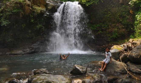 Wisatawan mengunjungi air terjun Curug Titang di Dusun Durenan, Tembarak, Temanggung, Jawa Tengah, Sabtu (29/12/2018).