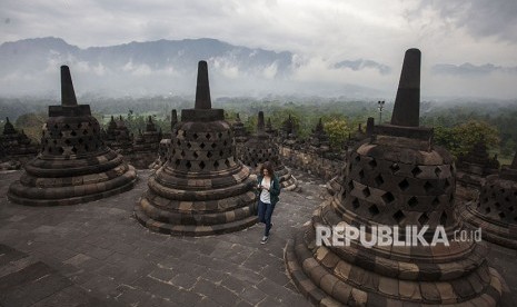 Wisatawan mengunjungi Candi Borobudur, Magelang, Jawa Tengah.