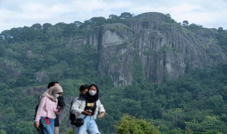 Wisatawan mengunjungi Desa Wisata Nglanggeran di Patuk, Gunungkidul, DI Yogyakarta, Ahad (7/2/2021). Desa wisata yang menawarkan jelajah wisata geologi Gunung Api Purba Nglanggeran, peternakan integrasi kambing dan kebun kakao tersebut merupakan destinasi favorit di Kabupaten Gunungkidul.