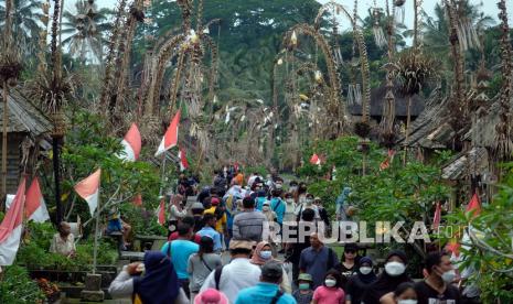 Wisatawan mengunjungi Desa Wisata Penglipuran di Bangli, Bali, Sabtu (27/11). Pengamat penerbangan Gatot Rahardjo mengharapkan holding pariwisata dan pendukung dapat mengembangkan kerja sama.