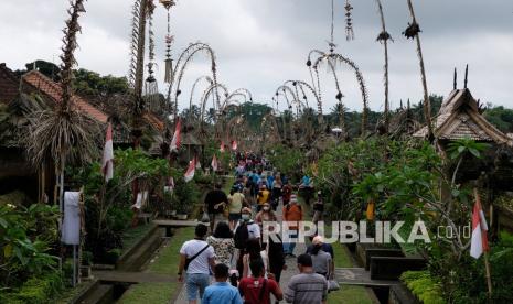 Wisatawan mengunjungi Desa Wisata Penglipuran di Bangli, Bali (ilustrasi).  