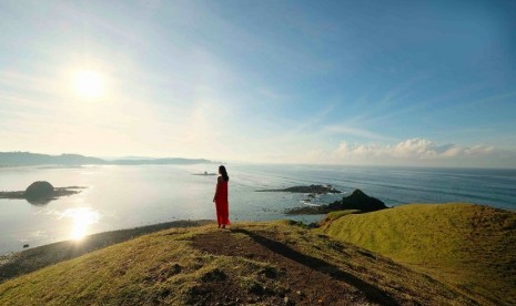 Wisatawan mengunjungi destinasi indah nan eksotis yang tersebar luas di Indonesia