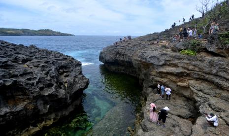 Wisatawan mengunjungi destinasi wisata Angel. Presiden Joko Widodo (Jokowi) mengatakan, kebangkitan pariwisata pascapandemi Covid-19 sudah mulai terlihat. 