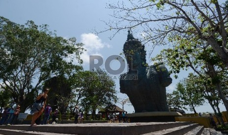  Wisatawan mengunjungi destinasi wisata Garuda Wisnu Kencana (GWK), Bali, Jumat (20/11).