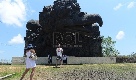 Wisatawan mengunjungi destinasi wisata Garuda Wisnu Kencana (GWK), Bali, Jumat (20/11). 